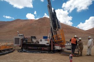 Equipo de perforación diamantina y personal en un proyecto minero de alta montaña